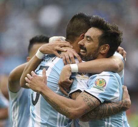 Copa America, Argentinien - Bolivien Argentina Victor Cuesta (L) celebrates his goal before Bolivia with team mate Ezequiel Lavezzi during the first half of the Copa America Centenario match at the Century Field in Seattle, United States, 14 June 2016. ARGENTINA VS BOLIVIA !ACHTUNG: NUR REDAKTIONELLE NUTZUNG!  SEA035 20160615-636015647101059840