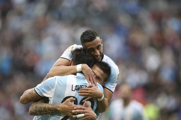 Copa America, Argentinien - Bolivien Argentina Victor Cuesta (C) celebrates his goal before Bolivia with team mates Ezequiel Lavezzi (down) and Ramiro Funes Mori during the first half of the Copa America Centenario match at the Century Field in Seattle, United States, 14 June 2016. ARGENTINA VS BOLIVIA !ACHTUNG: NUR REDAKTIONELLE NUTZUNG!  SEA039 20160615-636015649086783840