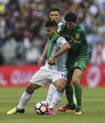 Copa America, Argentinien - Bolivien Argentina Sergio Aguero (L) fights for the ball with Bolivia s Pedro Azogue during the Copa America Centenario match at the Century Field in Seattle, United States, 14 June 2016. ARGENTINA VS BOLIVIA !ACHTUNG: NUR REDAKTIONELLE NUTZUNG!  SEA040 20160615-636015651606651840