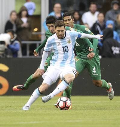 Copa America, Argentinien - Bolivien Argentina player Lionel Messi (front) in action before Bolivia s Diego Bejarano during the Copa America Centenario match at the Century Field in Seattle, United States, 14 June 2016. ARGENTINA VS BOLIVIA !ACHTUNG: NUR REDAKTIONELLE NUTZUNG!  SEA059 20160615-636015665487843840