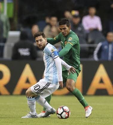 Copa America, Argentinien - Bolivien Argentina player Lionel Messi (L) in action before Bolivia s Diego Bejarano during the Copa America Centenario match at the Century Field in Seattle, United States, 14 June 2016. ARGENTINA VS BOLIVIA !ACHTUNG: NUR REDAKTIONELLE NUTZUNG!  SEA061 20160615-636015666155991840