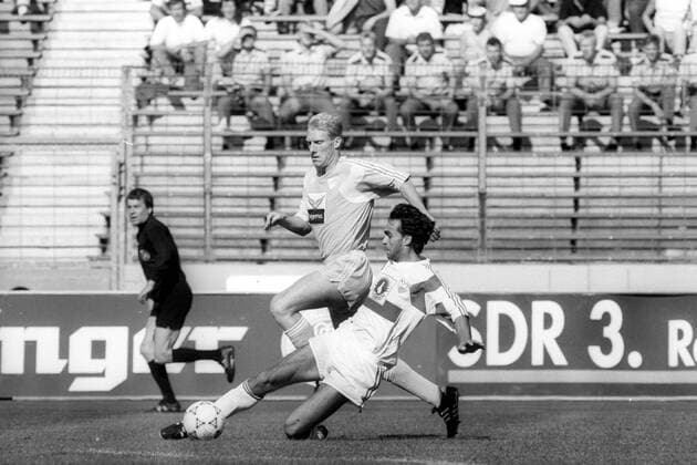 VfB Stuttgart - VfL Bochum: Maurizio Gaudino (Stuttgart) vor Rob Reekers (Bochum)