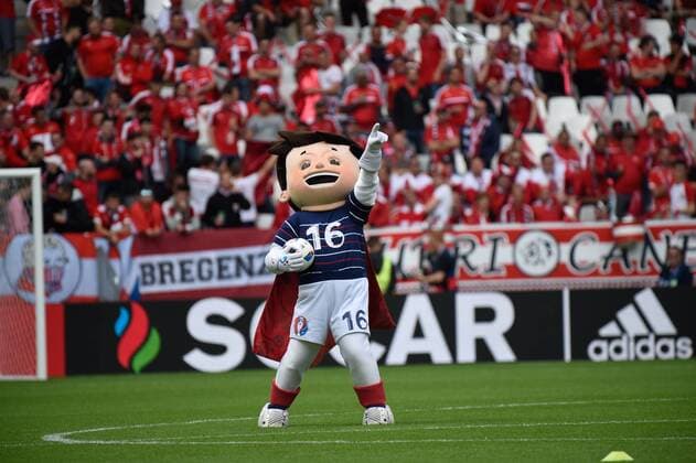 Maskottchen Super VICTOR - Fussball - Länderspiel Nationalteam - Österreich - Ungarn -- - UEFA EURO EM Europameisterschaft Fussball 2016 - Bordeaux - 14 06 2016 ThierryBreton Panoramic 
