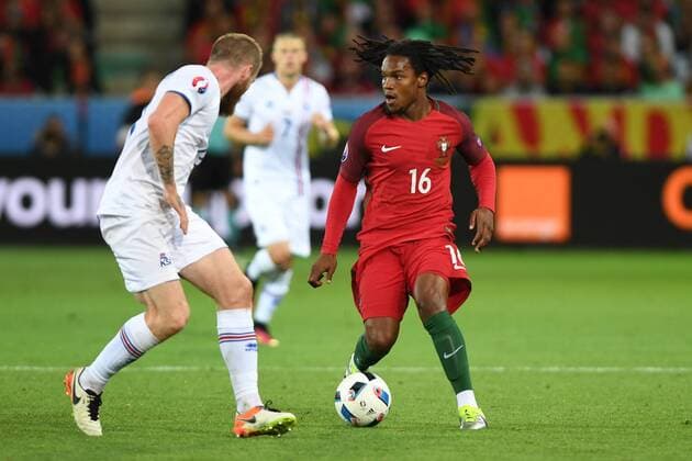 Renato SANCHES (POR),Aktion,Zweikampf gegen Aron GUNNARSSON (ISL). Vorrunde Gruppe F, Spiel M12, Portugal (POR)-Island (ISL) 1-1, am 14.06.2016 in St.Etienne,Stade Geoffroy-Guichard. Fussball EM 2016 in Frankreich vom 10.06. - 10.07.2016.