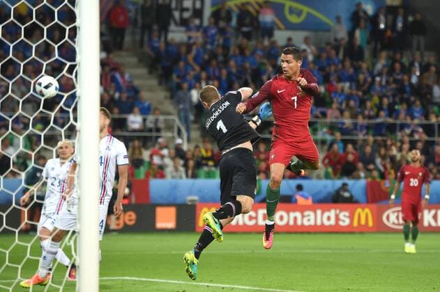 Torchance Cristiano RONALDO (POR),Aktion,Zweikampf,Kopfball gegen Hannes, HALLDORSSON, Torwart (ISL), Vorrunde Gruppe F, Spiel M12, Portugal (POR)-Island (ISL) 1-1, am 14.06.2016 in St.Etienne,Stade Geoffroy-Guichard. Fussball EM 2016 in Frankreich vom 10.06. - 10.07.2016.