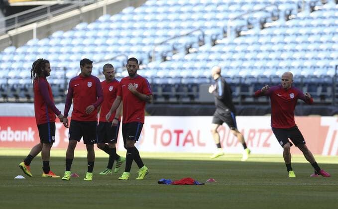 United States players participate in a training session at Century Link stadium in Seattle, United States, 15 June 2015. US will face Ecuador at Copa America Centenario s quarter-final match at the Century Field stadium tomorrow. EFE David Fernandez USA TRAINING SESSION IN SEATTLE !ACHTUNG: NUR REDAKTIONELLE NUTZUNG!  SEA017 20160616-636016427187131169