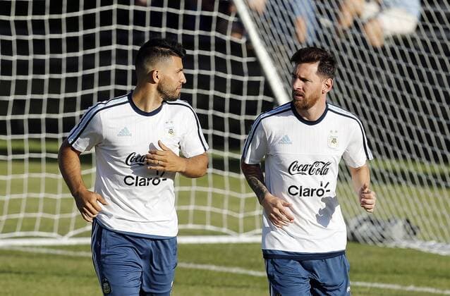 Argentina players Messi (R) and Aguero participate in a training session for Copa America Centenario at Harvard University in Cambridge, Massachusetts, United States, 15 June 2016. EFE Mauricio Duenas Castaneda ARGENTINA TRAINING SESSION !ACHTUNG: NUR REDAKTIONELLE NUTZUNG!  CAM002 20160616-636016429220060229
