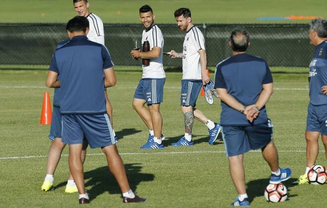 Argentina players Messi (R) and Aguero (L) participate in a training session for Copa America Centenario at Harvard University in Cambridge, Massachusetts, United States, 15 June 2016. EFE Mauricio Duenas Castaneda ARGENTINA TRAINING SESSION !ACHTUNG: NUR REDAKTIONELLE NUTZUNG!  CAM003 20160616-636016429242055947