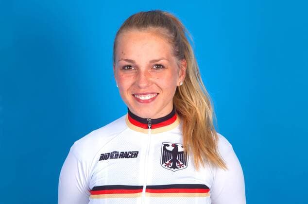 Olympia 2016 - Radsport: Emma Hinze bei einem Fototermin in Cottbus am 10.06.2016 Bahnradsport Bahnradsportler Radfahren Radfahrer Olympische Spiele Olympiade Rio de Janeiro Olympia 2016 Studio Studioaufnahme Einzelbild Einzelfigur Portrait Portraet Querformat Kamerablick lachen laecheln Cottbus Copyright: Eibner-Pressefoto EP_pub
