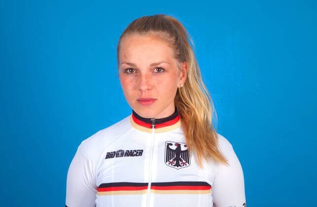 Olympia 2016 - Radsport: Emma Hinze bei einem Fototermin in Cottbus am 10.06.2016 Bahnradsport Bahnradsportler Radfahren Radfahrer Olympische Spiele Olympiade Rio de Janeiro Olympia 2016 Studio Studioaufnahme Einzelbild Einzelfigur Portrait Portraet Querformat Kamerablick Cottbus Copyright: Eibner-Pressefoto EP_pub