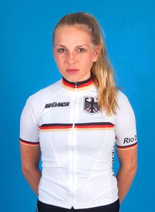 Olympia 2016 - Radsport: Emma Hinze bei einem Fototermin in Cottbus am 10.06.2016 Bahnradsport Bahnradsportler Radfahren Radfahrer Olympische Spiele Olympiade Rio de Janeiro Olympia 2016 Studio Studioaufnahme Einzelbild Einzelfigur Halbkoerper Hochformat Kamerablick Cottbus Copyright: Eibner-Pressefoto EP_pub