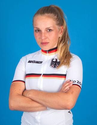 Olympia 2016 - Radsport: Emma Hinze bei einem Fototermin in Cottbus am 10.06.2016 Bahnradsport Bahnradsportler Radfahren Radfahrer Olympische Spiele Olympiade Rio de Janeiro Olympia 2016 Studio Studioaufnahme Einzelbild Einzelfigur Halbkoerper Hochformat Kamerablick Cottbus Copyright: Eibner-Pressefoto EP_pub