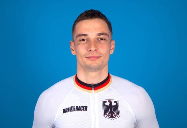 Olympia 2016 - Radsport: Max Niederlag bei einem Fototermin in Cottbus am 10.06.2016 Bahnradsport Bahnradsportler Radfahren Radfahrer Olympische Spiele Olympiade Rio de Janeiro Olympia 2016 Studio Studioaufnahme Einzelbild Einzelfigur Portrait Portraet Querformat Kamerablick Cottbus Copyright: Eibner-Pressefoto EP_pub