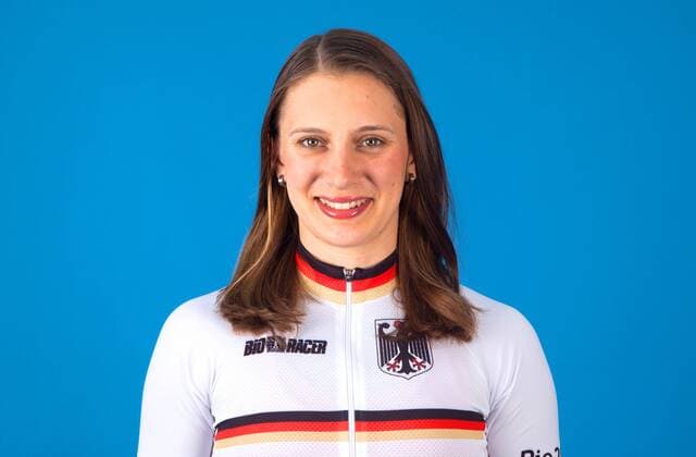 Olympia 2016 - Radsport: Miriam Welte bei einem Fototermin in Cottbus am 10.06.2016 Bahnradsport Bahnradsportler Radfahren Radfahrer Olympische Spiele Olympiade Rio de Janeiro Olympia 2016 Studio Studioaufnahme Einzelbild Einzelfigur Portrait Portraet Querformat Kamerablick lachen laecheln Cottbus Copyright: Eibner-Pressefoto EP_pub