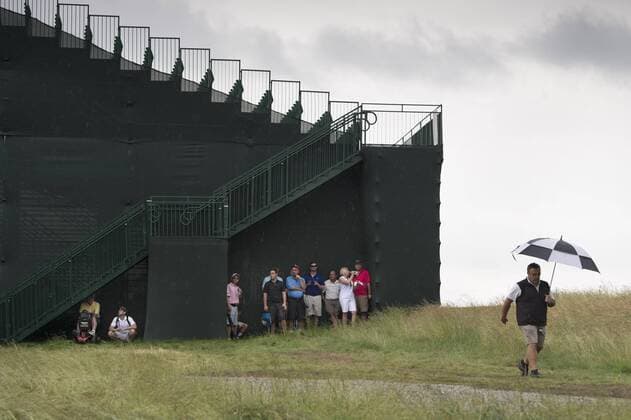 Bilder des Tages - SPORT Golf, US Open Patrons seek shelter under a grandstand during a rain delay in the first round of the 2016 U.S. Open at Oakmont Country Club in Oakmont, Pennsylvania on June 15, 2016.  OAK20160616302 KEVINxDIETSCH