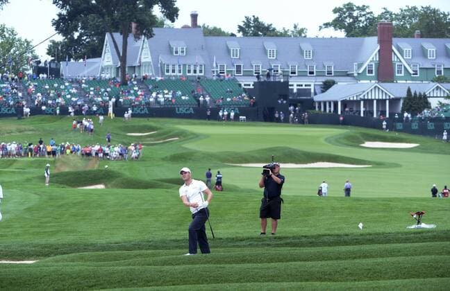 Bilder des Tages - SPORT Germany s Martin Kaymer hits out of the rough on the 15th hole during the first round of the U.S. Open golf championship at Oakmont Country Club near Pittsburgh, Pennsylvania on Thursday, June 16, 2016. Donald teed off on the back nine and was one under par after six holes before rain stopped play.  OAK20160616104 PATxBENIC