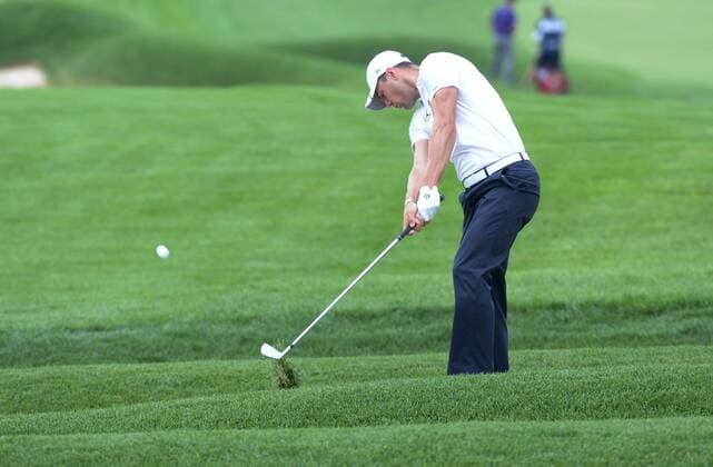 Germany s Martin Kaymer hits out of the rough on the 15th hole during the first round of the U.S. Open golf championship at Oakmont Country Club near Pittsburgh, Pennsylvania on Thursday, June 16, 2016. Donald teed off on the back nine and was one under par after six holes before rain stopped play.  OAK20160616105 PATxBENIC