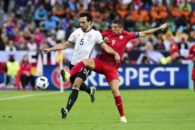 EURO 2016, Deutschland - Polen Robert Lewandowski (Pol) vs Mats Hummels (ger) Paris, Saint Denis, EM EURO Länderspiel Nationalmannschaft Deutschland vs Polen - Fussball 2016 - Saint Denis - 16 06 2016 JBAutissier Panoramic 