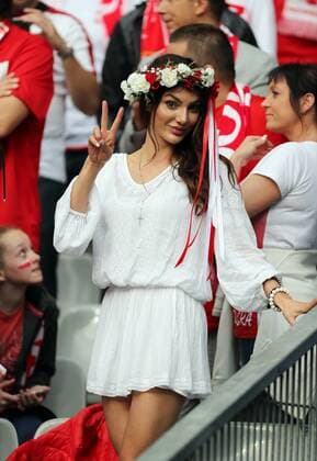UEFA Frankreich Euro 2016 Deutschland - Polen EM EURO Länderspiel Nationalteam Frankreich, Paris, 16.06.2016, Fussball, UEFA EURO EM Europameisterschaft Fussball 2016, Deutschland DFB - Polen (0:0): Polen Fans Poland Fans Polish Fans Hübsche Frau Mädchen Pretty Woman Girl.