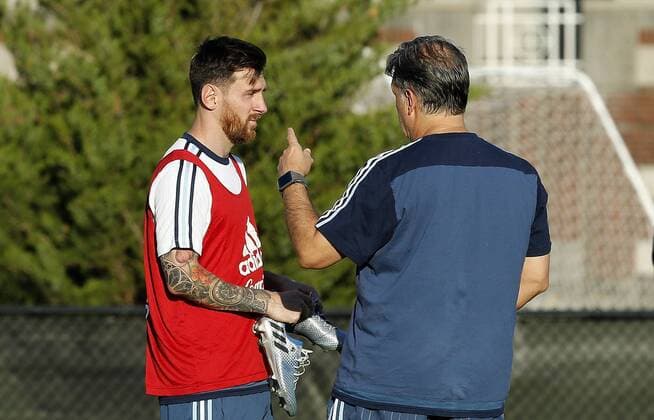Copa America, Training Nationalteam Argentinien Argentina player Lionel Messi (L) talks to coach Gerardo Martino during a training session at Harvard University in Cambridge, Massachusetts, United States, 16 June 2016, prior to their Copa America Centenario Match before Venezuela. EFE Mauricio Duenas Castaneda ARGENTINA TRAINING SESSION IN CAMBRIDGE !ACHTUNG: NUR REDAKTIONELLE NUTZUNG!  CAM001 20160617-636017249500392771