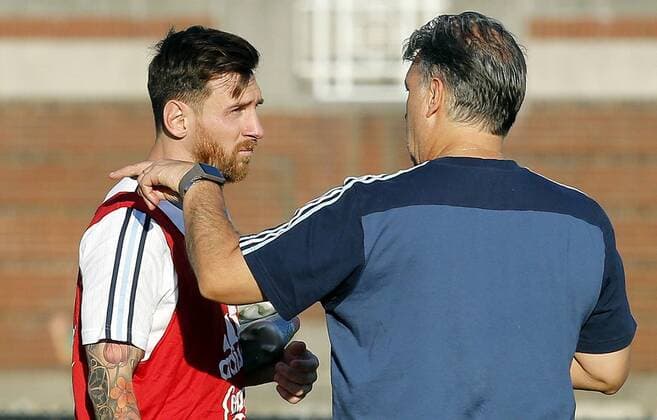 Copa America, Training Nationalteam Argentinien Argentina player Lionel Messi (L) talks to coach Gerardo Martino during a training session at Harvard University in Cambridge, Massachusetts, United States, 16 June 2016, prior to their Copa America Centenario Match before Venezuela. EFE Mauricio Duenas Castaneda ARGENTINA TRAINING SESSION IN CAMBRIDGE !ACHTUNG: NUR REDAKTIONELLE NUTZUNG!  CAM002 20160617-636017249507412771