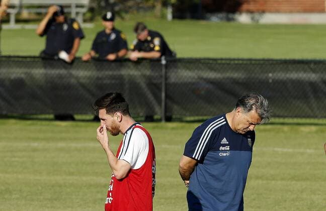 Copa America, Training Nationalteam Argentinien Argentina player Lionel Messi (L) and coach Gerardo Martino during a training session at Harvard University in Cambridge, Massachusetts, United States, 16 June 2016, prior to their Copa America Centenario Match before Venezuela. EFE Mauricio Duenas Castaneda ARGENTINA TRAINING SESSION IN CAMBRIDGE !ACHTUNG: NUR REDAKTIONELLE NUTZUNG!  CAM003 20160617-636017250125328771