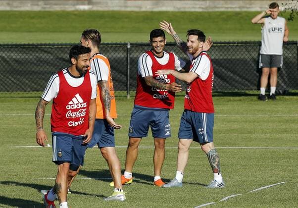 Copa America, Training Nationalteam Argentinien Argentina player Lionel Messi (R) hugs Ever Banega (2R) during a training session at Harvard University in Cambridge, Massachusetts, United States, 16 June 2016, prior to their Copa America Centenario Match before Venezuela. EFE Mauricio Duenas Castaneda ARGENTINA TRAINING SESSION IN CAMBRIDGE !ACHTUNG: NUR REDAKTIONELLE NUTZUNG!  CAM006 20160617-636017250777252771