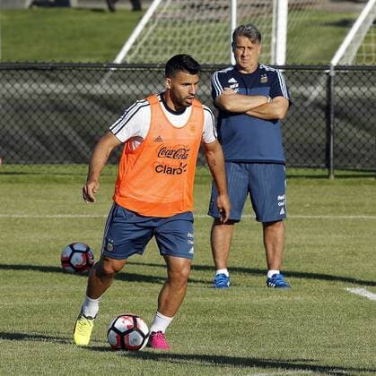 Copa America, Training Nationalteam Argentinien Argentina playerSergio Aguero (L) and coach Gerardo Martino (R) during a training session at Harvard University in Cambridge, Massachusetts, United States, 16 June 2016, prior to their Copa America Centenario Match before Venezuela. EFE Mauricio Duenas Castaneda ARGENTINA TRAINING SESSION IN CAMBRIDGE !ACHTUNG: NUR REDAKTIONELLE NUTZUNG!  CAM008 20160617-636017262886560461