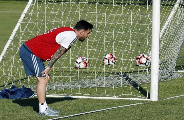 Copa America, Training Nationalteam Argentinien Argentina player Lionel Messi during a training session at Harvard University in Cambridge, Massachusetts, United States, 16 June 2016, prior to their Copa America Centenario Match before Venezuela. EFE Mauricio Duenas Castaneda ARGENTINA TRAINING SESSION IN CAMBRIDGE !ACHTUNG: NUR REDAKTIONELLE NUTZUNG!  CAM010 20160617-636017263514148461