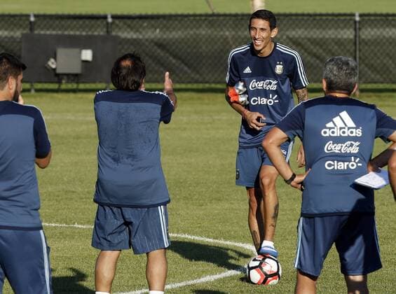 Copa America, Training Nationalteam Argentinien Argentina player Angel Di Maria (2R) during a training session at Harvard University in Cambridge, Massachusetts, United States, 16 June 2016, prior to their Copa America Centenario Match before Venezuela. EFE Mauricio Duenas Castaneda ARGENTINA TRAINING SESSION IN CAMBRIDGE !ACHTUNG: NUR REDAKTIONELLE NUTZUNG!  CAM012 20160617-636017272314264461