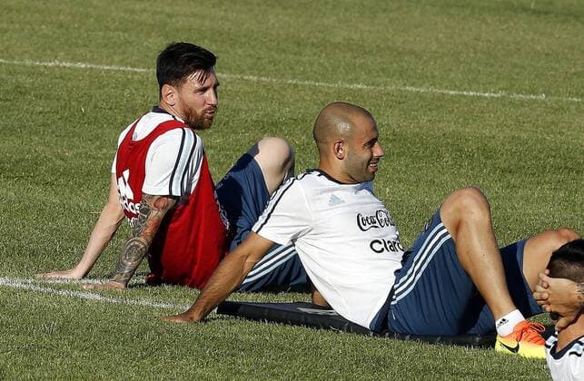 Copa America, Training Nationalteam Argentinien Argentina players Lionel Messi (L) and Javier Mascherano during a training session at Harvard University in Cambridge, Massachusetts, United States, 16 June 2016, prior to their Copa America Centenario Match before Venezuela. EFE Mauricio Duenas Castaneda ARGENTINA TRAINING SESSION IN CAMBRIDGE !ACHTUNG: NUR REDAKTIONELLE NUTZUNG!  CAM013 20160617-636017278036188461