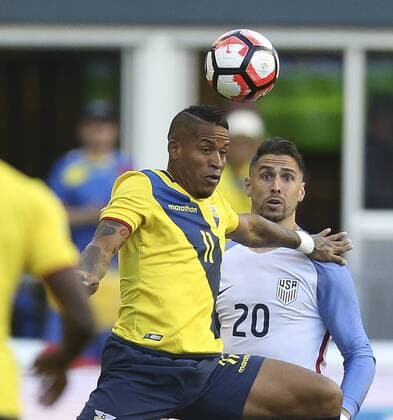 US Geoff Cameron (R) fights for the ball with Ecuador Michael Arroyo during their Copa America Centenario soccer match at CenturyLink Field in Seattle, Washington, United States, 16 June, 2016. USA VS ECUADOR !ACHTUNG: NUR REDAKTIONELLE NUTZUNG!  CEN013 20160617-636017321902572151