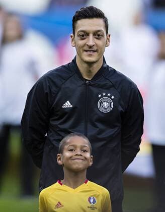 Saint-Denis, 16.06.2016, Stade de France Mesut Özil (Deutschland) - kind stolz wie Oscar Deutschland - Polen EM EURO Länderspiel Nationalteam mm