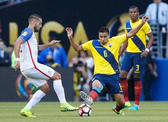 Christian Noboa (R) of Ecuador fights through USA defense during the first half of the Copa America Centenario soccer match between USA and Ecuador at CenturyLink Field in Seattle, Washington, United States, 16 June, 2016. USA VS ECUADOR !ACHTUNG: NUR REDAKTIONELLE NUTZUNG!  CEN056 20160617-636017377855194762