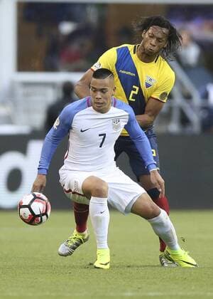 Bobby Wood (R) of US fights for the ball with Arturo Mina of Ecuador during the Copa America Centenario soccer match between USA and Ecuador at CenturyLink Field in Seattle, Washington, United States, 16 June, 2016. USA VS ECUADOR !ACHTUNG: NUR REDAKTIONELLE NUTZUNG!  CEN067 20160617-636017385224478762