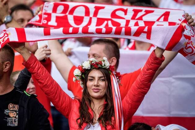Weiblicher Polen Fan mit Haarkranz vor dem 2. EM Gruppenspiel zwischen Deutschland und Polen am 16.06.2016, Paris Copyright: Schülerx xEibner-Pressefoto EP_jse