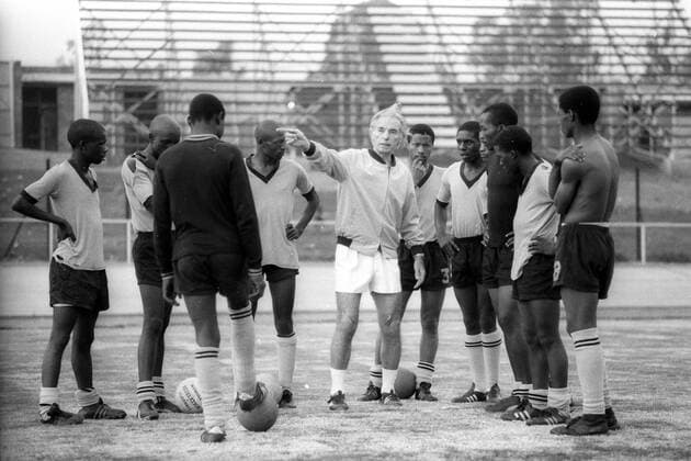 Südafrika 1972: Sir Stanley Matthews (England) trainiert eine Mannschaft in Soweto, Johannesburg