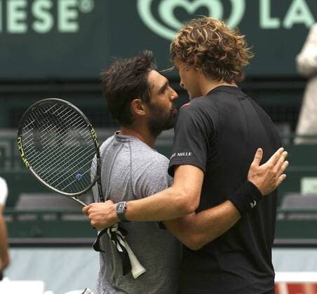 Foto : Alexander Zverev ( GER ) umarmt Marcos Baghdatis - links - beim matchball Tennis-Turnier Gerry Weber Open im westfälischen Halle am Fr. 17.06.2016