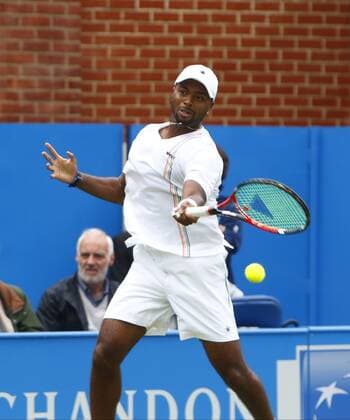 17.06.2016. Queens Club, London, England. Aegon Queens Tennis Championships Day Five. Donald Young (USA) hits a forehand in his 2nd round match against Roberto Bautista Agut (ESP). Young lost in straight sets 4-6, 2-6. Bautista Agut won in straight sets 6-4, 6-2 and will play Milos Raonic (CAN) in the quarter finals. xAlanxMartinx  ActionPlus11750564