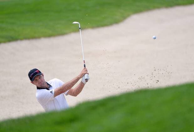 Justin Rose of England hits out of a bunker on the 15th hole during the U.S. Open at Oakmont Country Club in Oakmont, Pennsylvania on June 17, 2016.  OAK20160617318 KEVINxDIETSCH