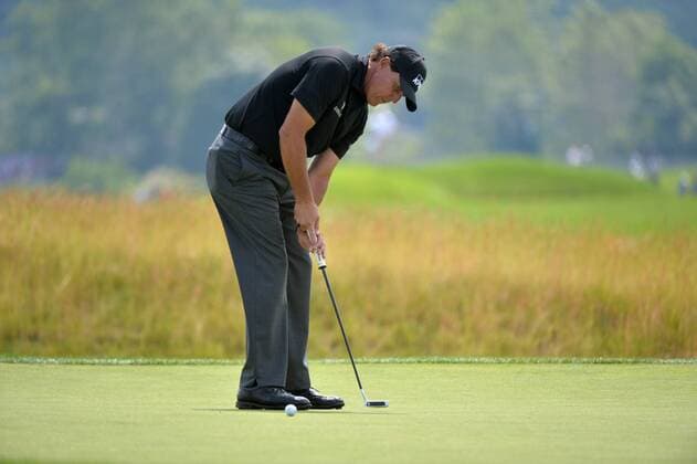 Phil Mickelson putts on the 14th tee during the U.S. Open at Oakmont Country Club in Oakmont, Pennsylvania on June 17, 2016.  OAK20160617322 KEVINxDIETSCH