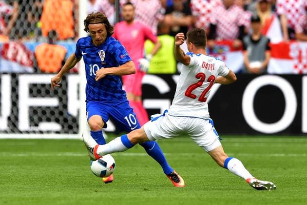 EURO 2016, Tschechien und Kroatien trennen sich unentschieden SOCCER - UEFA EURO EM Europameisterschaft Fussball 2016, CZE vs CRO SAINT-ETIENNE,FRANCE,17.JUN.16 - SOCCER - UEFA European Championship EM Europameisterschaft 2016, international match Länderspiel Czech Republic vs Croatia. Image shows Luka Modric (CRO) and David Lafata (CZE). GEPAxpictures xFlorianxErtl