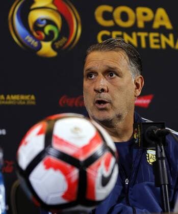 Argentina s technical director Gerardo Martino delivers a press briefing at Gillete stadium in Foxborough, United States, 17 June 2016, on the quarter-final stage of the Copa America Centenario 2016. EFE Mauricio Duenas Castaneda ARGENTINA S PRESS BRIEFING !ACHTUNG: NUR REDAKTIONELLE NUTZUNG!  FOX004 20160617-636018043512341824