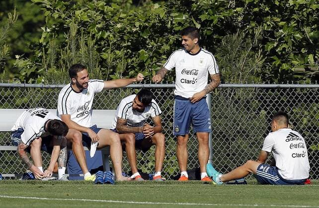 Copa America, Training Nationalteam Argentinien Argentina players Gonzalo Higuain (2L) and Ever Banega (2R) participate in a training session at Gillete stadium in Foxborough, United States, 17 June 2016, on the quarter-final stage of the Copa America Centenario 2016. EFE Mauricio Duenas Castaneda ARGENTINA S TRINING SESSOIN IN FOXBOROUGH !ACHTUNG: NUR REDAKTIONELLE NUTZUNG!  FOX016 20160618-636018100049340435