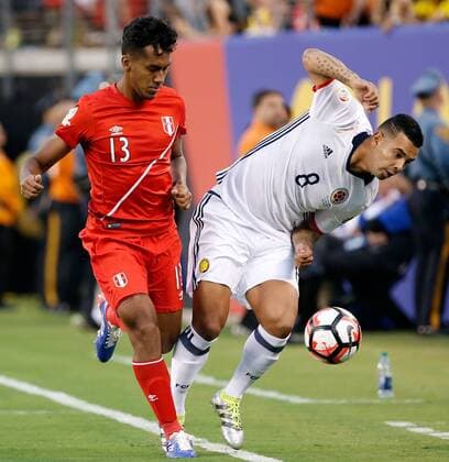 Edwin Cardona (R) of Colombia fights for the ball with Renato Tapia of Peru diring their a Copa America Centenario quarter-final match at MetLife stadium in East Rutherford, New Jersey, United States, 17 June 2016. COLOMBIA VS PERU !ACHTUNG: NUR REDAKTIONELLE NUTZUNG!  NJY010 20160618-636018132697296125
