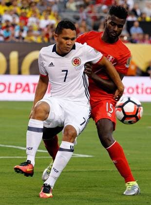 Carlos Bacca (L) of Colombia fights for the ball with Christian Ramos of Peru diring their a Copa America Centenario quarter-final match at MetLife stadium in East Rutherford, New Jersey, United States, 17 June 2016. COLOMBIA VS PERU !ACHTUNG: NUR REDAKTIONELLE NUTZUNG!  NJY011 20160618-636018132720384125