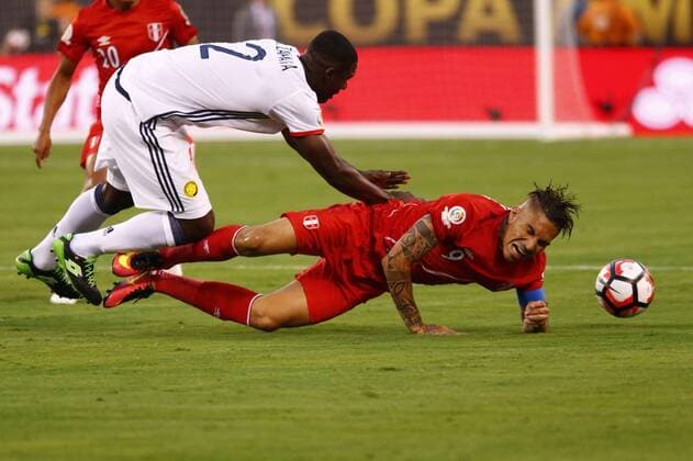 Cristian Zapata (L) of Colombia knocks Paolo Guerrero of Peru during their Copa America Centenario quarter-final match at MetLife stadium in East Rutherford, New Jersey, United States, 17 June 2016. COLOMBIA VS PERU !ACHTUNG: NUR REDAKTIONELLE NUTZUNG!  NJY018 20160618-636018153951657670