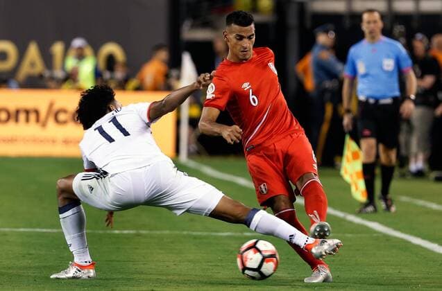 Colombia goalkeeper Juan Guillermo Cuadrado (L) fights for the ball with Miguel Trauco of Peru during their Copa America Centenario quarter-final match at MetLife stadium in East Rutherford, New Jersey, United States, 17 June 2016. COLOMBIA VS PERU !ACHTUNG: NUR REDAKTIONELLE NUTZUNG!  NJY024 20160618-636018172939799815