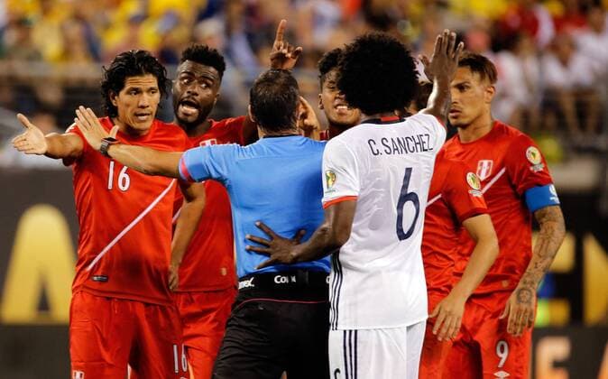 Peru playes argue with referee Patricio Lustau during their Copa America Centenario quarter-final match at MetLife stadium in East Rutherford, New Jersey, United States, 17 June 2016. COLOMBIA VS PERU !ACHTUNG: NUR REDAKTIONELLE NUTZUNG!  NJY029 20160618-636018184276475815