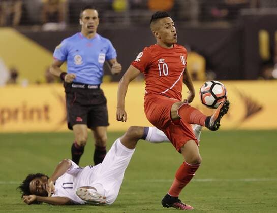 Juan Cuadrado of Colombia and Christian Cueva of Peru battle for possession of the ball at the Copa America Centenario USA 2016 quarter-finals at MetLife Stadium in East Rutherford, New Jersey on June 17, 2016. Colombia defeated Peru 0-0 and 4-2 on penalties.  NYP20160617142 JOHNxANGELILLO